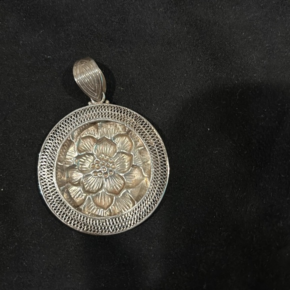 Sterling Silver Flower Pendant!! Beautiful 🦋💙 - Picture 3 of 3